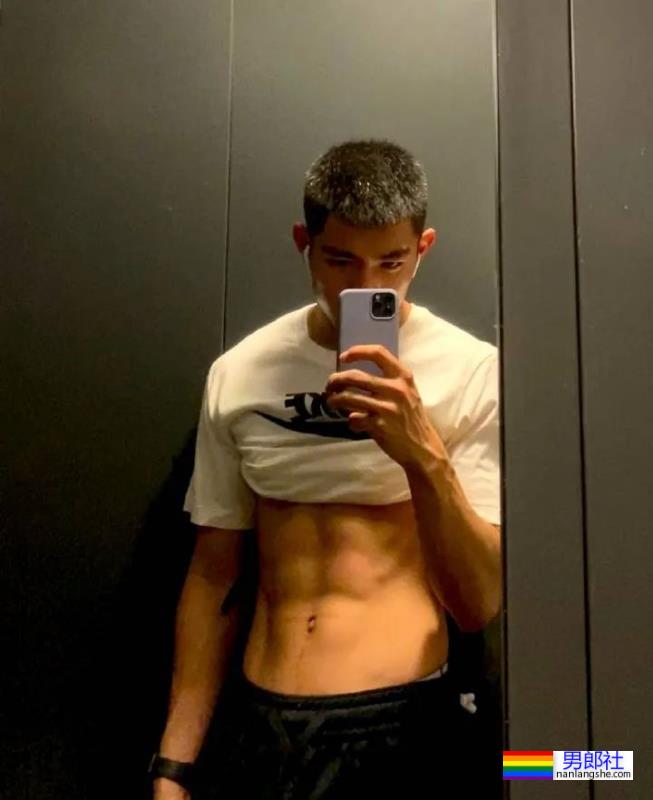 这位爱健身的医生身材好棒 - 51虹马