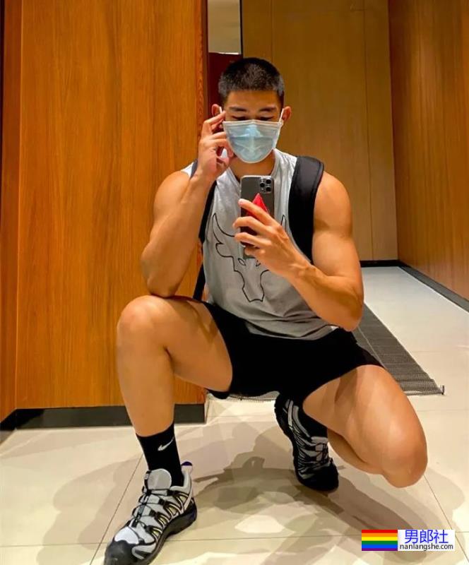 这位爱健身的医生身材好棒 - 51虹马