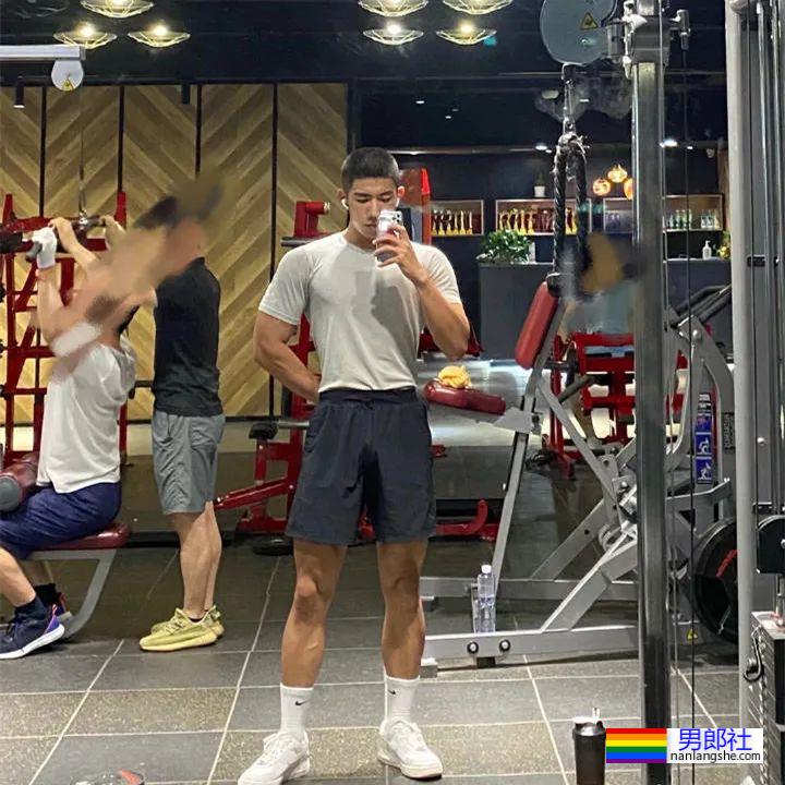 这位爱健身的医生身材好棒 - 51虹马