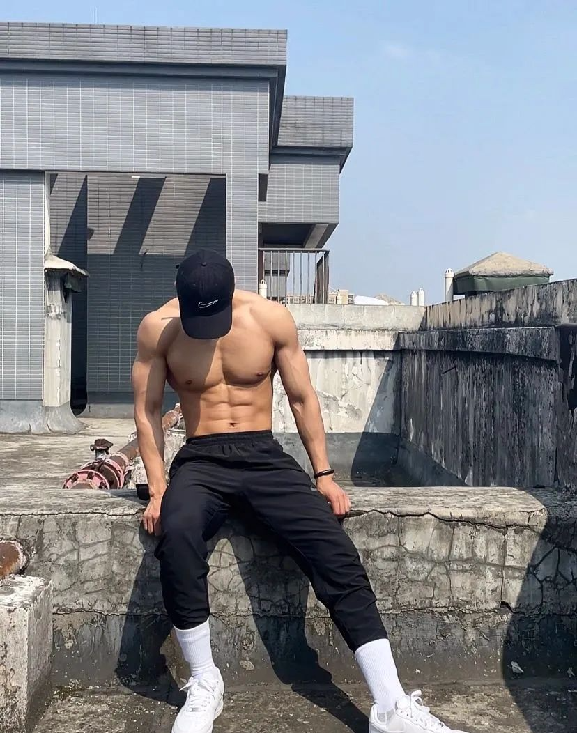 188cm健身博主，六块腹肌真结实！ - 51虹马