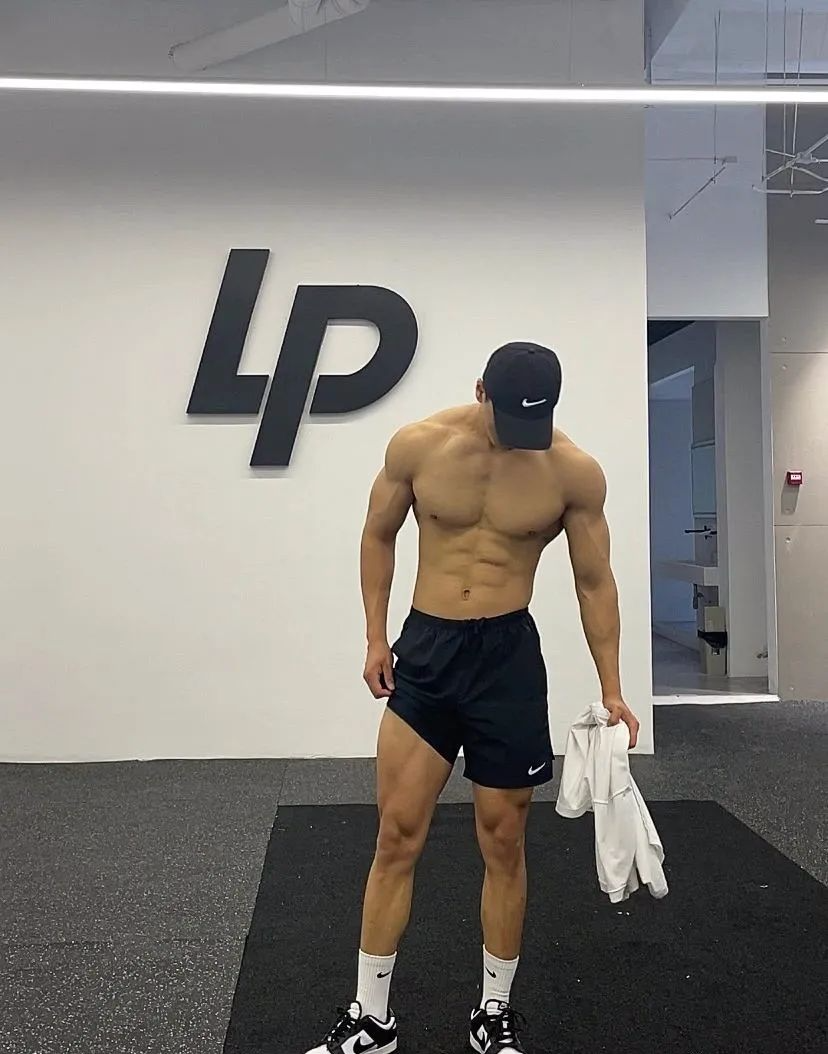 188cm健身博主，六块腹肌真结实！ - 51虹马