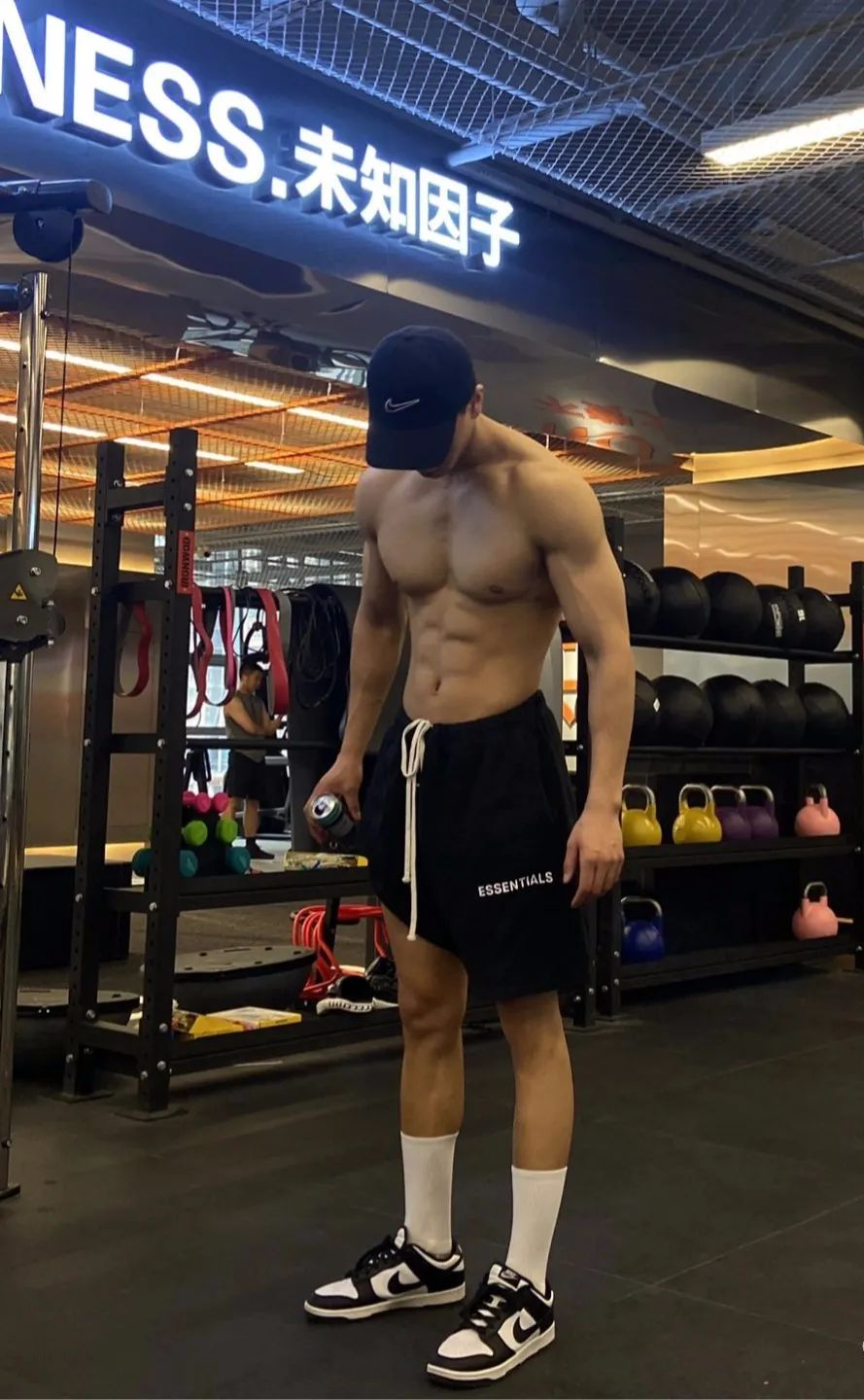 188cm健身博主，六块腹肌真结实！ - 51虹马