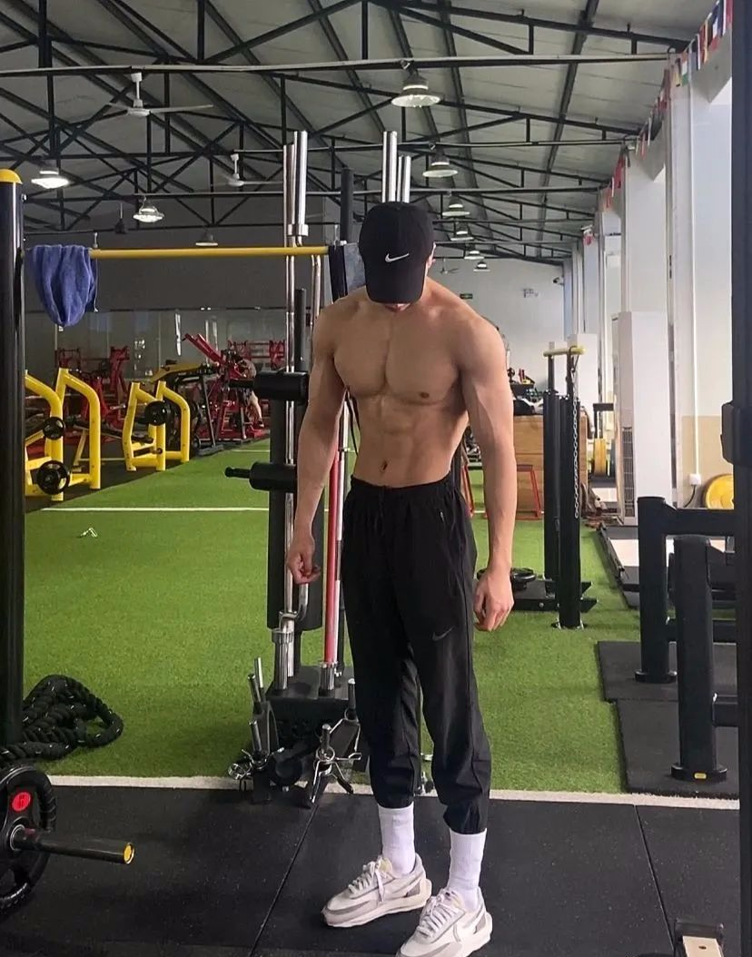 188cm健身博主，六块腹肌真结实！ - 51虹马