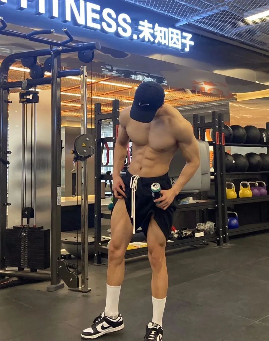 188cm健身博主，六块腹肌真结实！ - 51虹马