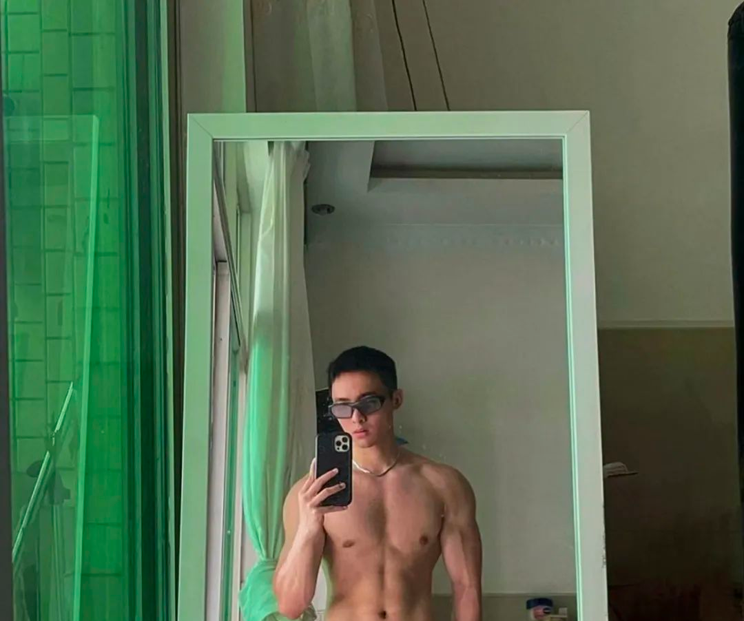 薄肌体育生的身材，太棒了 - 51虹马