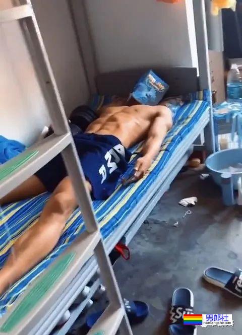 下铺体育生室友不穿衣服睡觉，趁机好好欣赏了下他的腹肌-51虹马