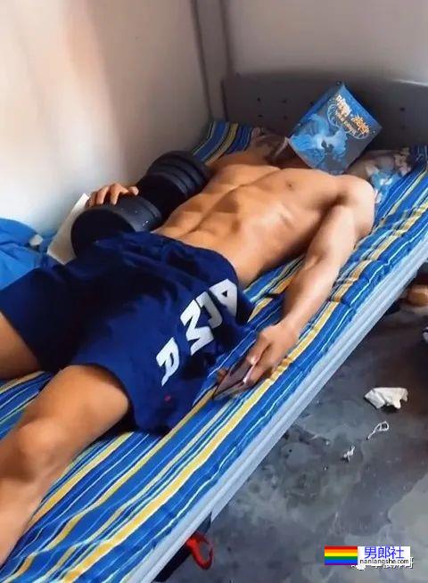 下铺体育生室友不穿衣服睡觉，趁机好好欣赏了下他的腹肌 - 51虹马