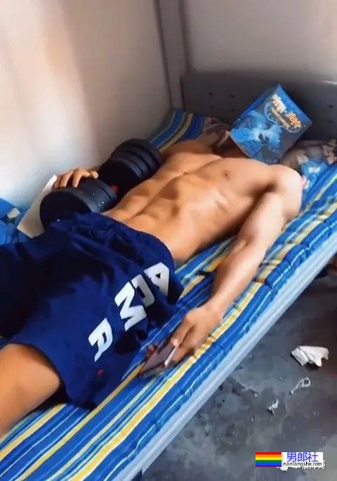 下铺体育生室友不穿衣服睡觉，趁机好好欣赏了下他的腹肌 - 51虹马