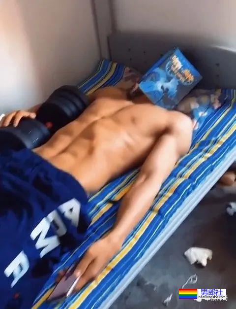 下铺体育生室友不穿衣服睡觉，趁机好好欣赏了下他的腹肌 - 51虹马