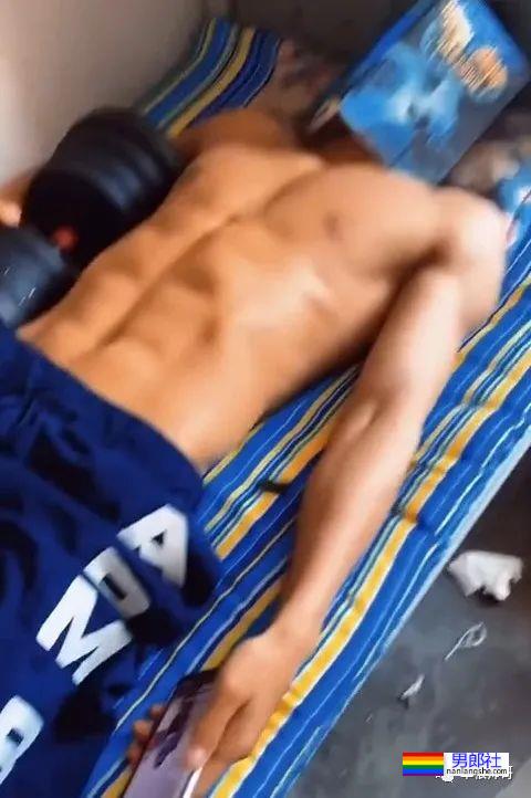 下铺体育生室友不穿衣服睡觉，趁机好好欣赏了下他的腹肌 - 51虹马