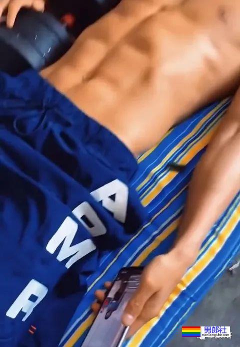 下铺体育生室友不穿衣服睡觉，趁机好好欣赏了下他的腹肌 - 51虹马