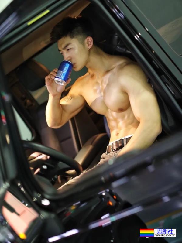 胸肌超大的“货车司机”,想坐在副驾躺他怀里哭 - 51虹马 胸肌超大的“货车司机”,想坐在副驾躺他怀里哭 - 51虹马