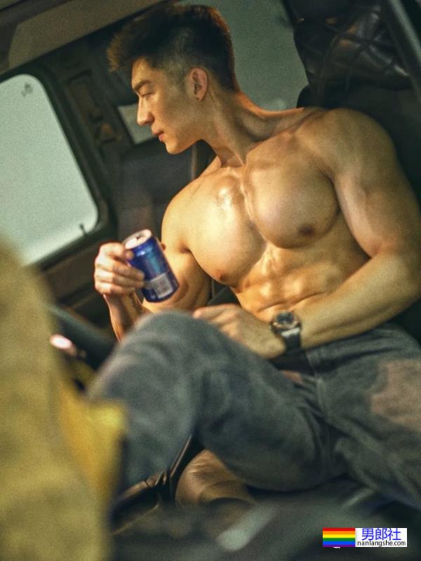 胸肌超大的“货车司机”,想坐在副驾躺他怀里哭 - 51虹马 胸肌超大的“货车司机”,想坐在副驾躺他怀里哭 - 51虹马