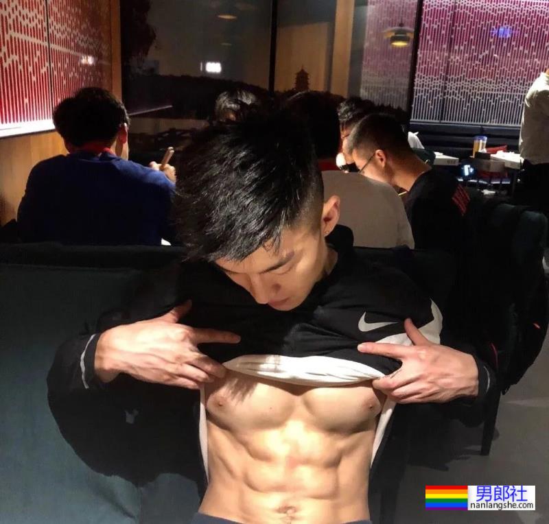 胸肌超大的“货车司机”,想坐在副驾躺他怀里哭 - 51虹马 胸肌超大的“货车司机”,想坐在副驾躺他怀里哭 - 51虹马