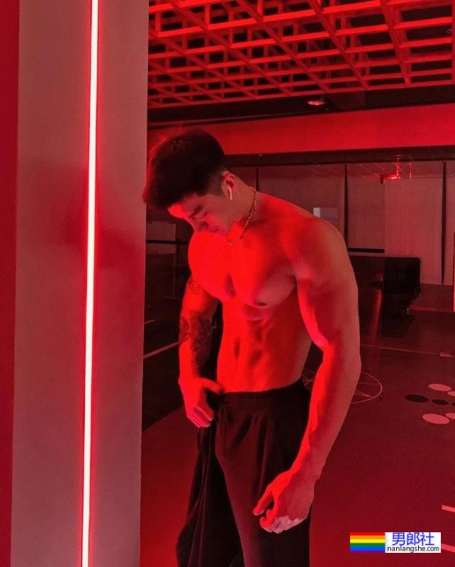 胸肌超大的“货车司机”,想坐在副驾躺他怀里哭 - 51虹马 胸肌超大的“货车司机”,想坐在副驾躺他怀里哭 - 51虹马