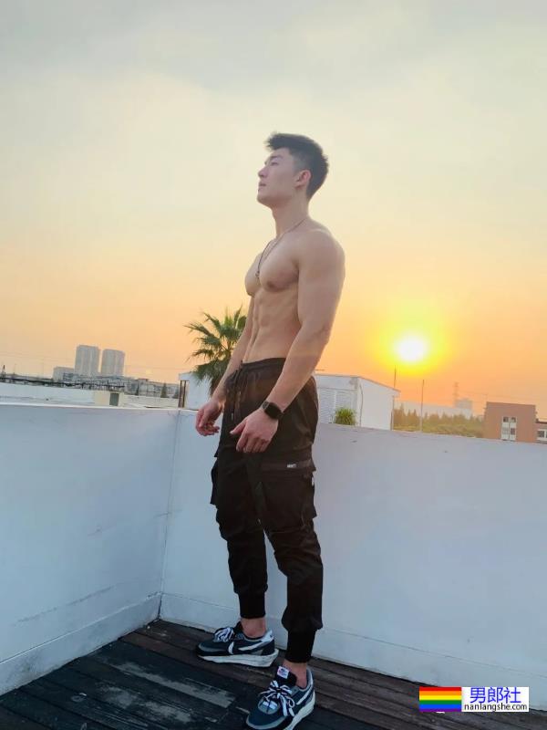 胸肌超大的“货车司机”,想坐在副驾躺他怀里哭 - 51虹马 胸肌超大的“货车司机”,想坐在副驾躺他怀里哭 - 51虹马