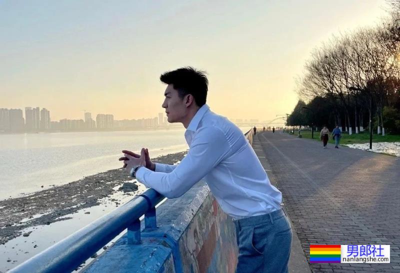 胸肌超大的“货车司机”,想坐在副驾躺他怀里哭 - 51虹马 胸肌超大的“货车司机”,想坐在副驾躺他怀里哭 - 51虹马