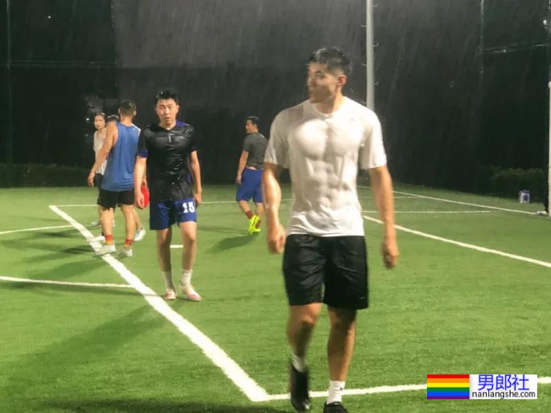 你们的新老公来啦！185cm北京体育系小哥凭借湿身照火出圈了！-51虹马