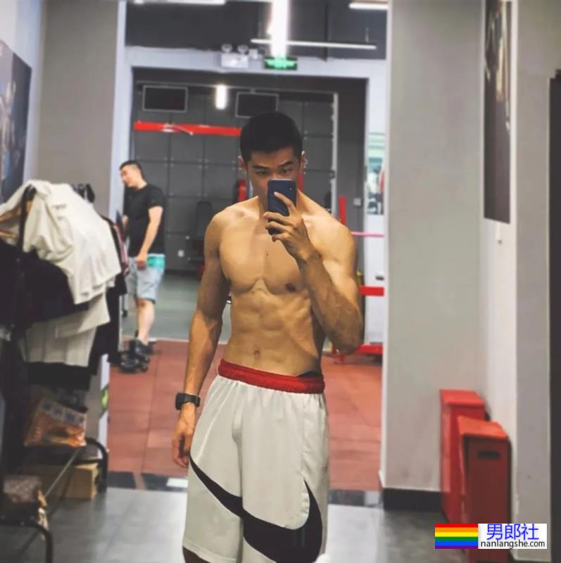 你们的新老公来啦！185cm北京体育系小哥凭借湿身照火出圈了！ - 51虹马