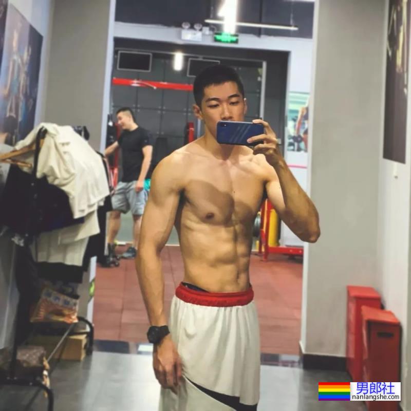 你们的新老公来啦！185cm北京体育系小哥凭借湿身照火出圈了！ - 51虹马