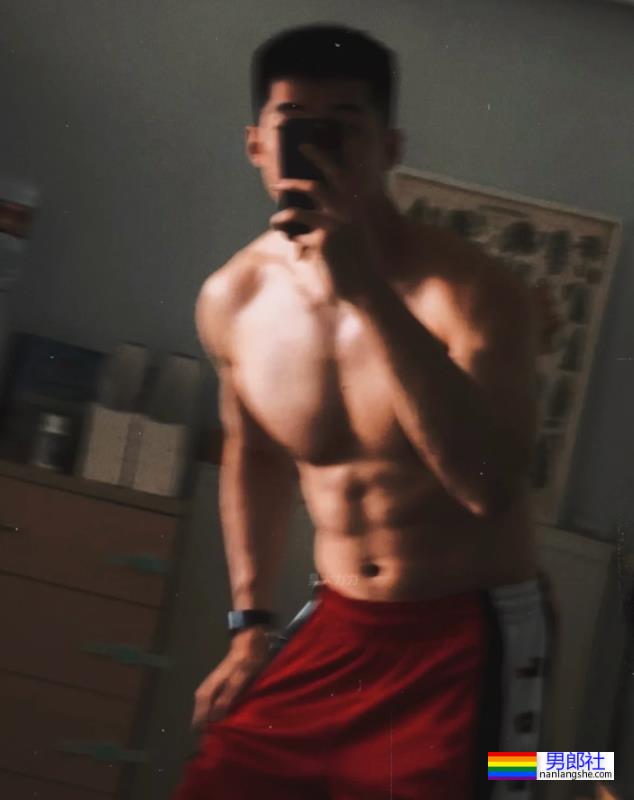 你们的新老公来啦！185cm北京体育系小哥凭借湿身照火出圈了！ - 51虹马