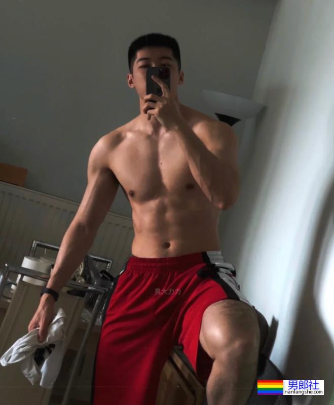 你们的新老公来啦！185cm北京体育系小哥凭借湿身照火出圈了！ - 51虹马