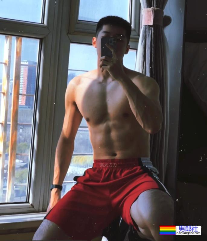 你们的新老公来啦！185cm北京体育系小哥凭借湿身照火出圈了！ - 51虹马