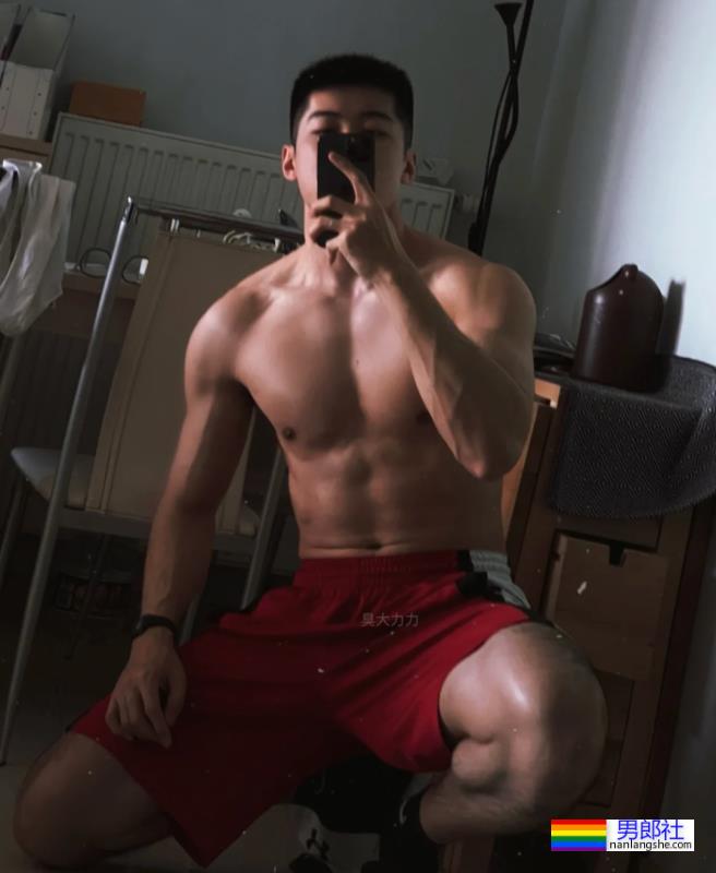 你们的新老公来啦！185cm北京体育系小哥凭借湿身照火出圈了！ - 51虹马