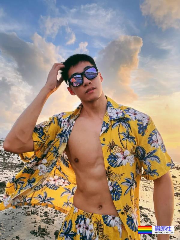 你们的新老公来啦！185cm北京体育系小哥凭借湿身照火出圈了！ - 51虹马