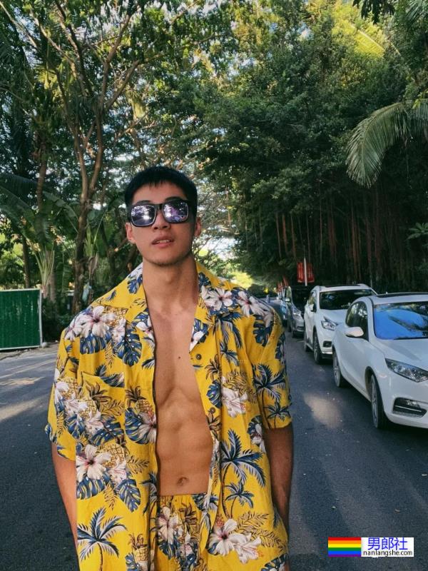 你们的新老公来啦！185cm北京体育系小哥凭借湿身照火出圈了！ - 51虹马