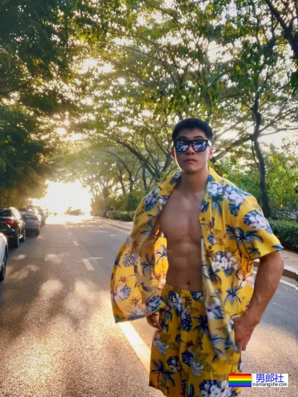 你们的新老公来啦！185cm北京体育系小哥凭借湿身照火出圈了！ - 51虹马