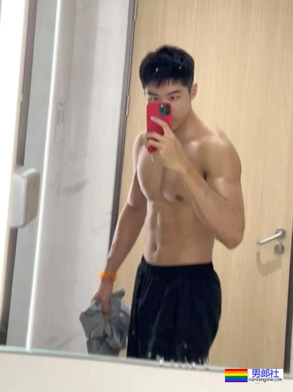 你们的新老公来啦！185cm北京体育系小哥凭借湿身照火出圈了！ - 51虹马