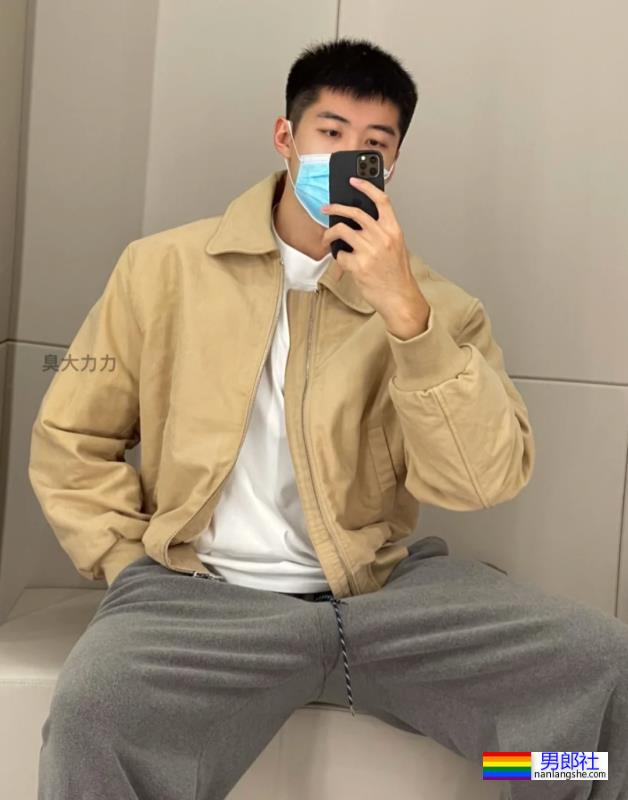 你们的新老公来啦！185cm北京体育系小哥凭借湿身照火出圈了！ - 51虹马