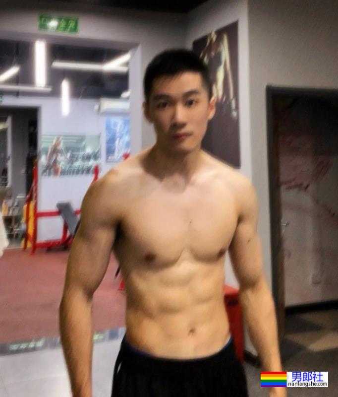 你们的新老公来啦！185cm北京体育系小哥凭借湿身照火出圈了！ - 51虹马