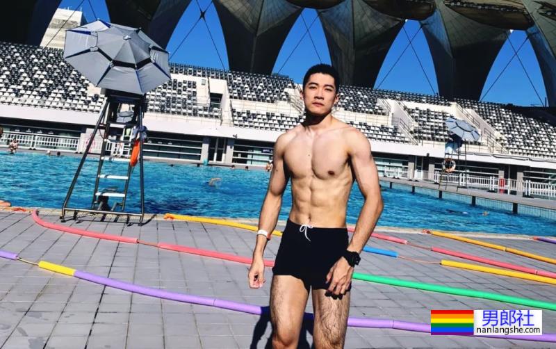 你们的新老公来啦！185cm北京体育系小哥凭借湿身照火出圈了！ - 51虹马