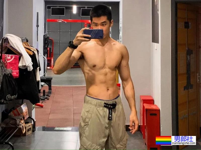 你们的新老公来啦！185cm北京体育系小哥凭借湿身照火出圈了！ - 51虹马