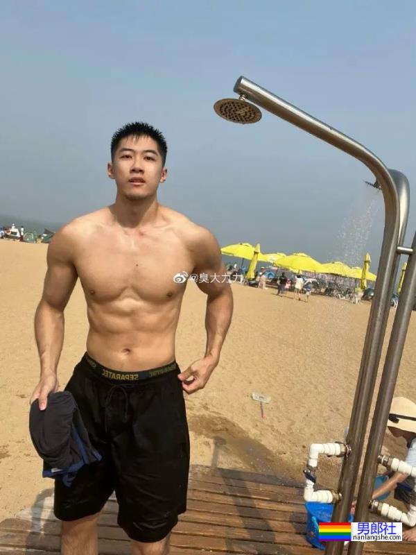 你们的新老公来啦！185cm北京体育系小哥凭借湿身照火出圈了！ - 51虹马