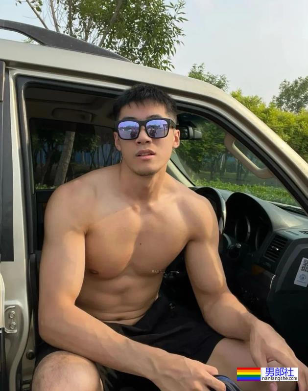 你们的新老公来啦！185cm北京体育系小哥凭借湿身照火出圈了！ - 51虹马