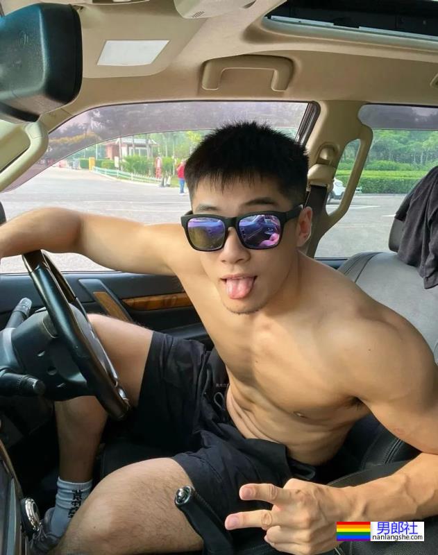 你们的新老公来啦！185cm北京体育系小哥凭借湿身照火出圈了！ - 51虹马