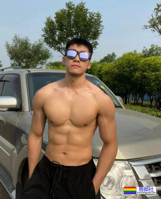 你们的新老公来啦！185cm北京体育系小哥凭借湿身照火出圈了！ - 51虹马