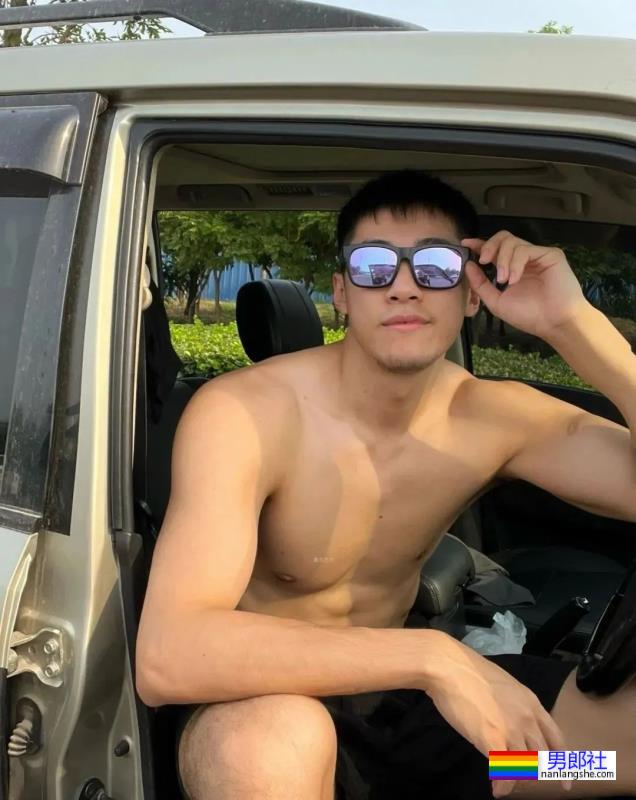 你们的新老公来啦！185cm北京体育系小哥凭借湿身照火出圈了！ - 51虹马