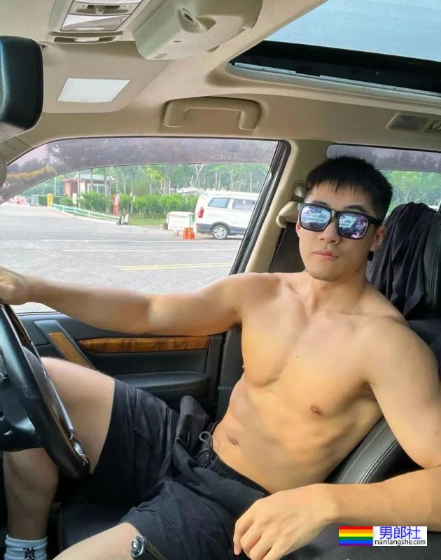 你们的新老公来啦！185cm北京体育系小哥凭借湿身照火出圈了！ - 51虹马