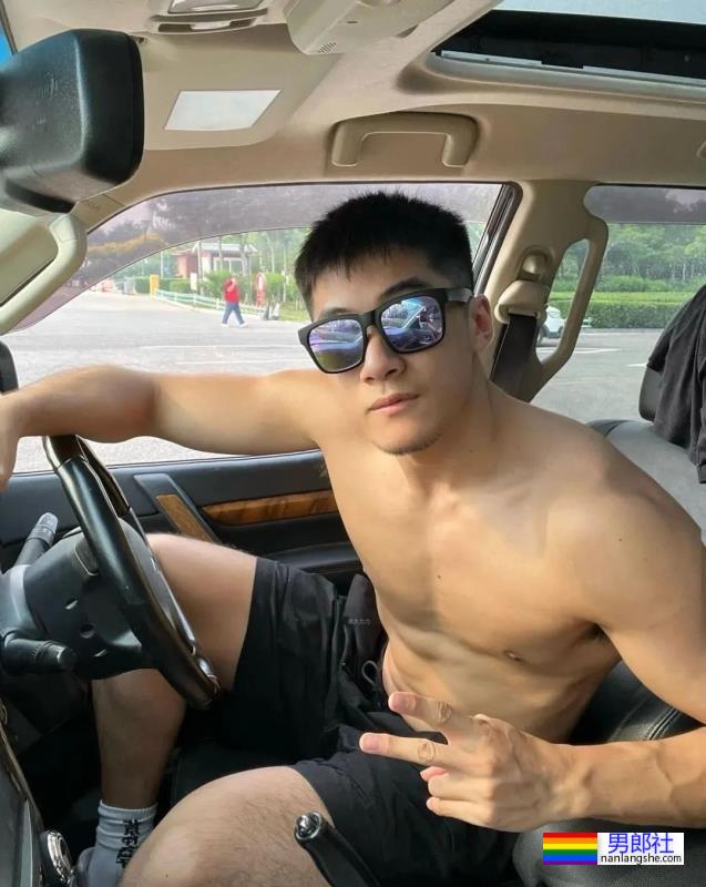 你们的新老公来啦！185cm北京体育系小哥凭借湿身照火出圈了！ - 51虹马