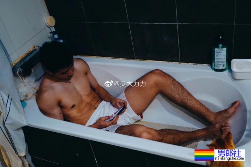 你们的新老公来啦！185cm北京体育系小哥凭借湿身照火出圈了！ - 51虹马