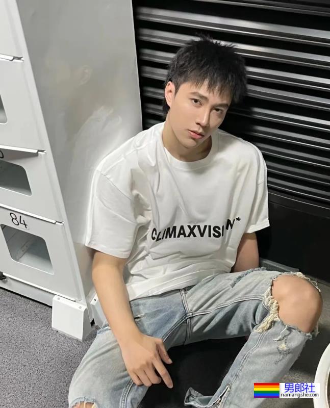 高颜值的潮流博主，白袜大脚很可-51虹马