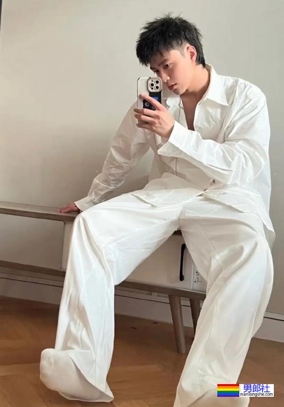 高颜值的潮流博主，白袜大脚很可 - 51虹马