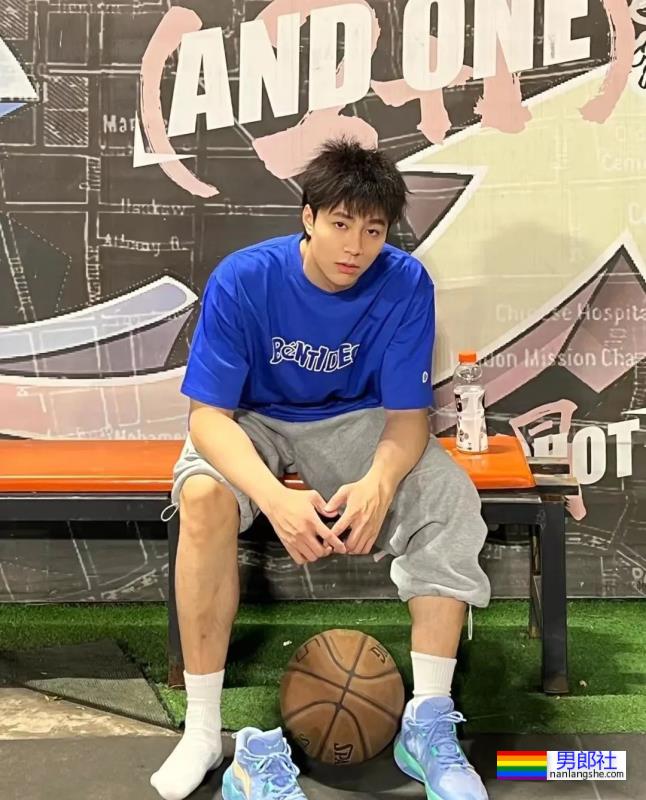 高颜值的潮流博主，白袜大脚很可 - 51虹马