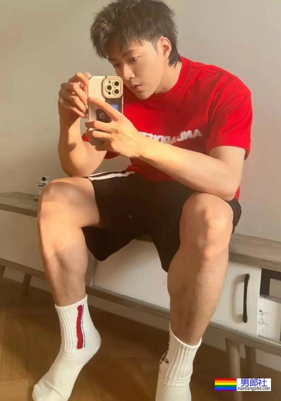 高颜值的潮流博主，白袜大脚很可 - 51虹马