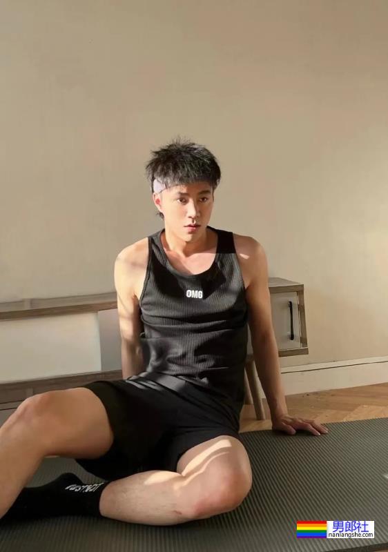 高颜值的潮流博主，白袜大脚很可 - 51虹马