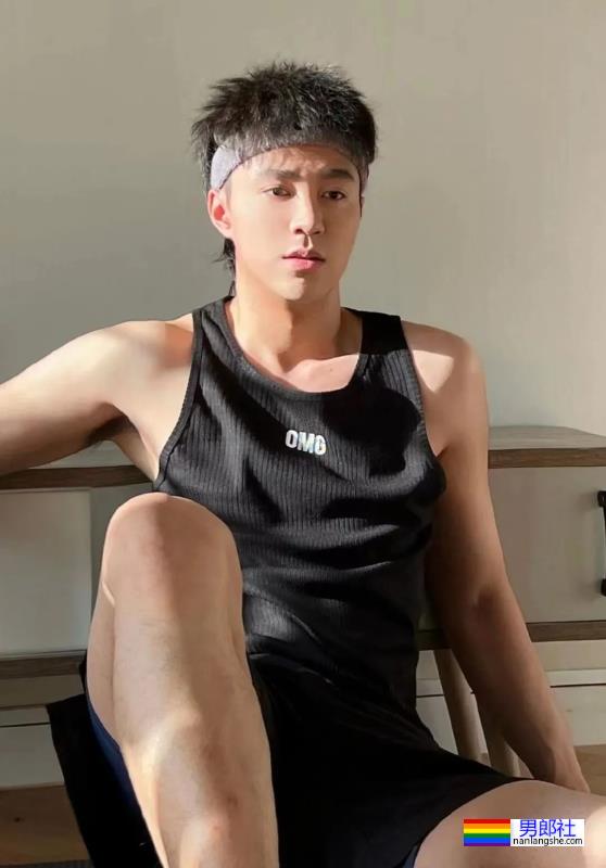 高颜值的潮流博主，白袜大脚很可 - 51虹马